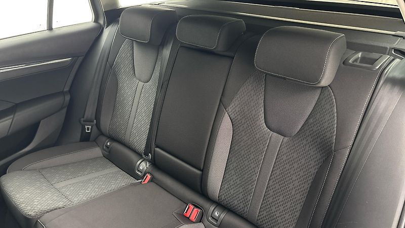 Škoda Octavia 2.0 TDI DSG Style Combi - fotka 16 z 25