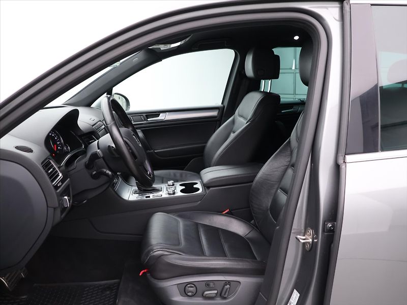 Volkswagen Touareg 3,0 TDI V6 193kW Exclusive CZ - fotka 10 z 27