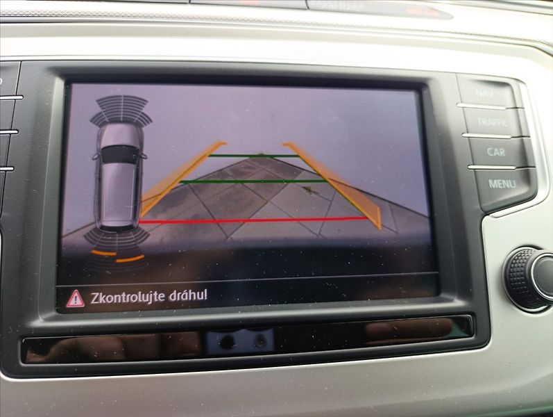Volkswagen Passat 1,6 TDi Aut.klima Navi Kamera - fotka 30 z 34
