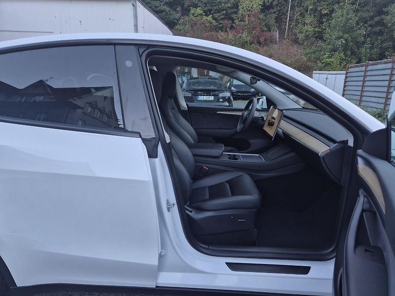 Tesla Model Y RWD 220kw TZ SOH 93,1 % - fotka 16 z 50