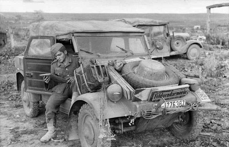 Sestavili jsme žebříček TOP 10 nejpoužívanějších a nejznámějších automobilů, které svým způsobem zasáhly do dění II. světové války. Jasnou jedničkou mezi nimi je Jeep Willys MB.