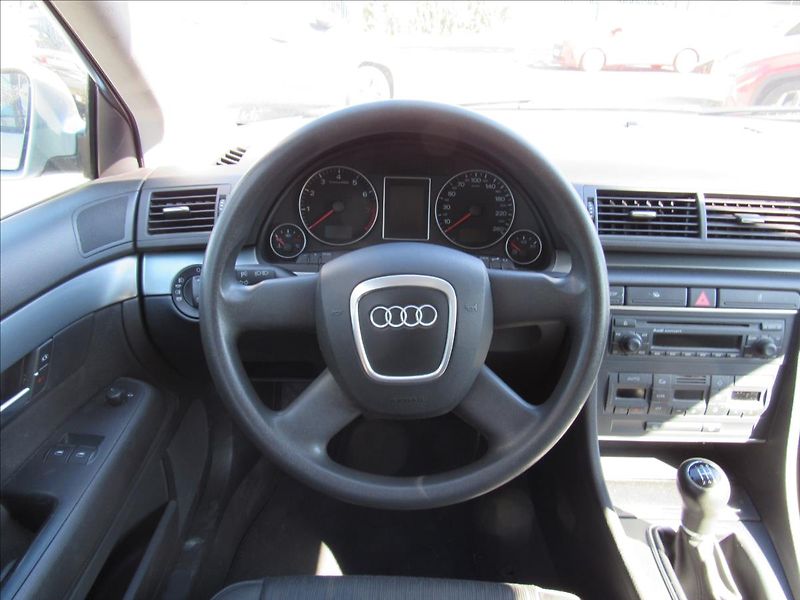 Audi A4 1,6 i 75kW Sedan - fotka 12 z 29