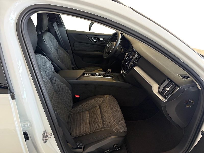 Volvo V60 (2026) V60 B4 CORE - fotka 13 z 14