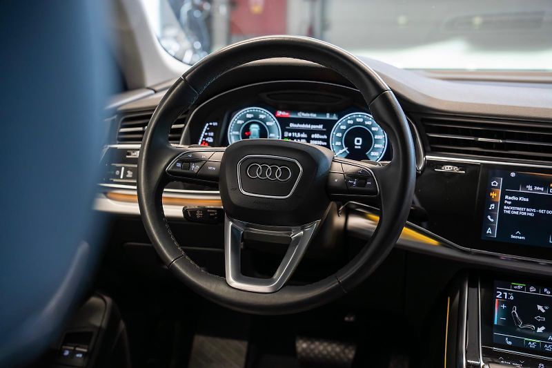 Audi Q8 55 TFSI e 250 kW, QUATTRO, DPH - fotka 18 z 38