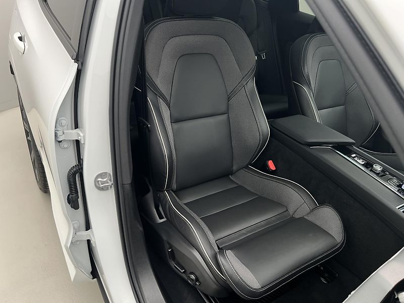 Volvo XC60 B5 AWD BLACK EDITION PLUS AUT  - fotka 22 z 48