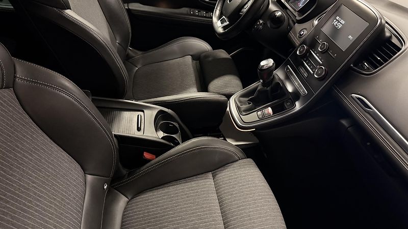 Renault Grand Scénic (2021) TCE 140,REZERVOVÁNO - fotka 41 z 56