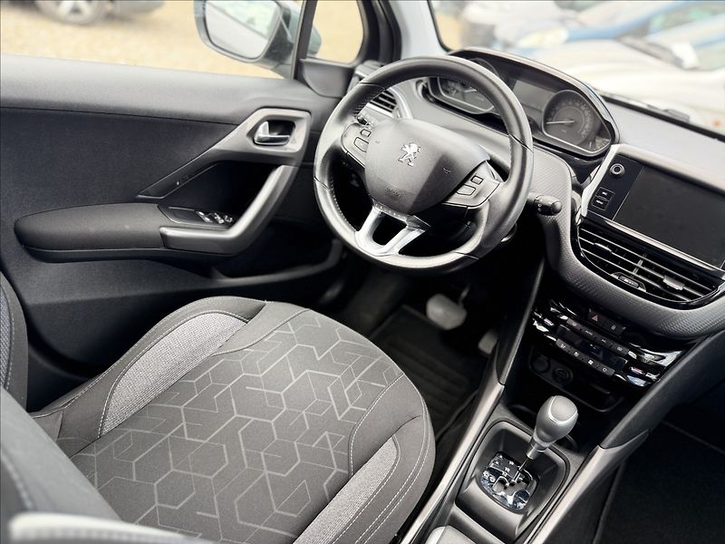 Peugeot 2008 1,2 81kW AUTOMAT,NAVI,NOVÉ ČR - fotka 27 z 32