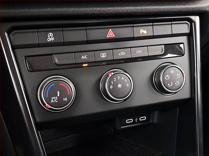 Volkswagen T-Roc (2021) 1.0 TSI, ČR,1.maj - fotka 15 z 17
