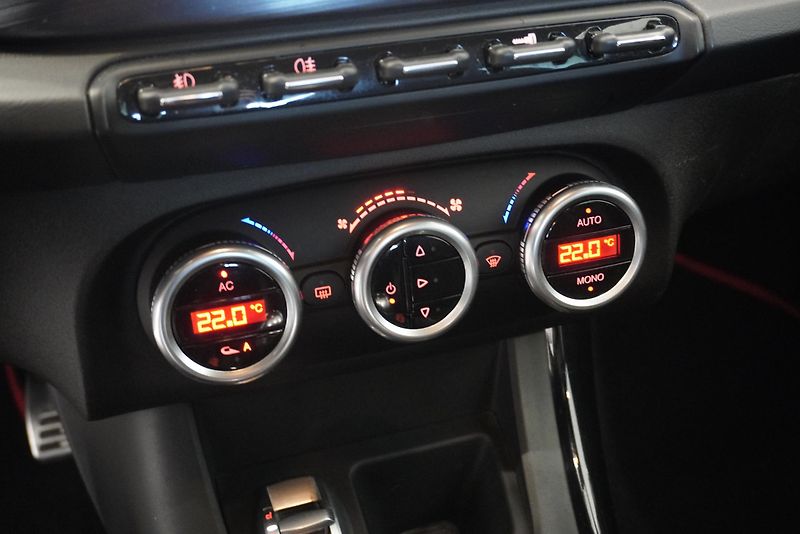 Alfa Romeo Giulietta 1.75 TBI QUADRIFOGLIO VERDE - fotka 15 z 27