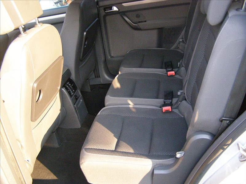 Volkswagen Touran 1,2   77KW REZERVACE - fotka 17 z 39