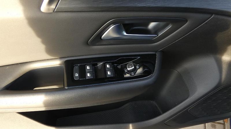 Citroën C5 X 1.6 PureTech 180 EAT8 Shine - fotka 9 z 23
