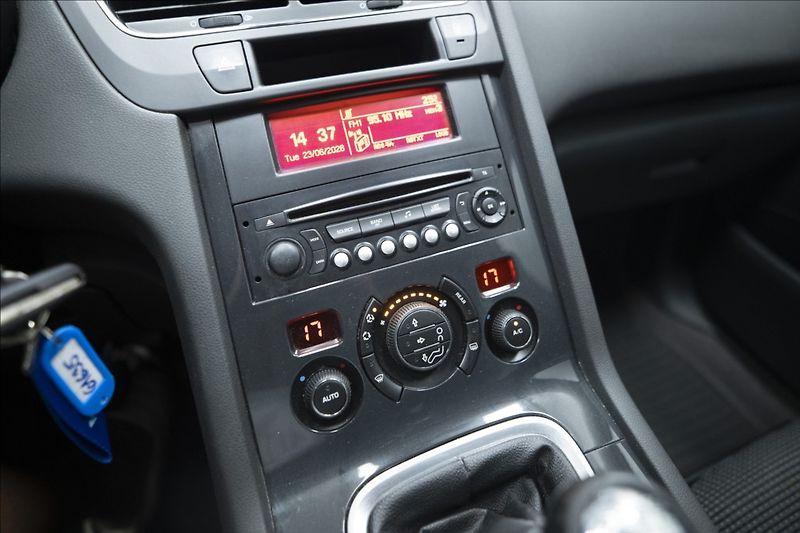 Peugeot 5008 1,6 BlueHDI 7 MÍST NOVÉ V ČR - fotka 25 z 28