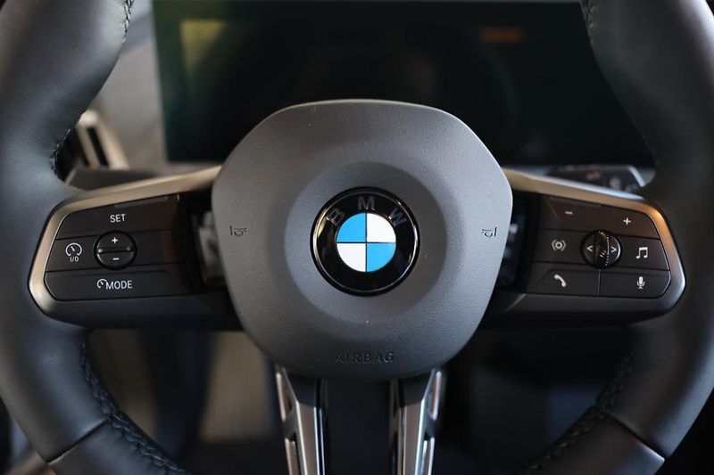 BMW iX xDrive45 - fotka 10 z 17