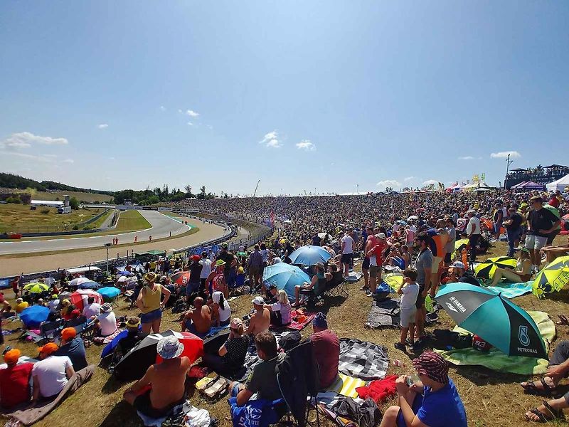 Motocyklová legenda Valentino Rossi při závodě na Masarykově okruhu v roce 2019.