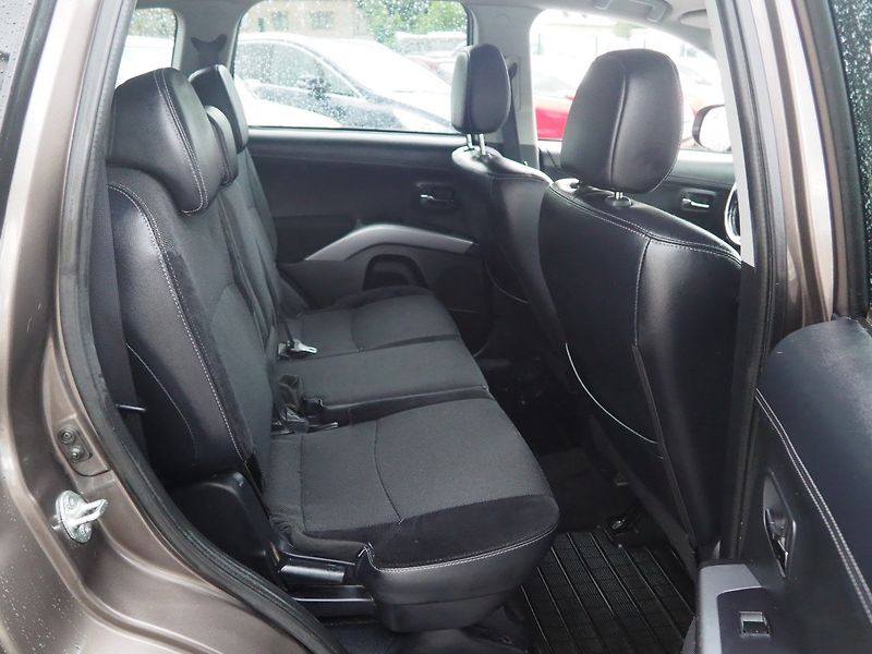Mitsubishi Outlander (2010) 2.0 DI-D, 123 kW, 4x4 - fotka 14 z 35