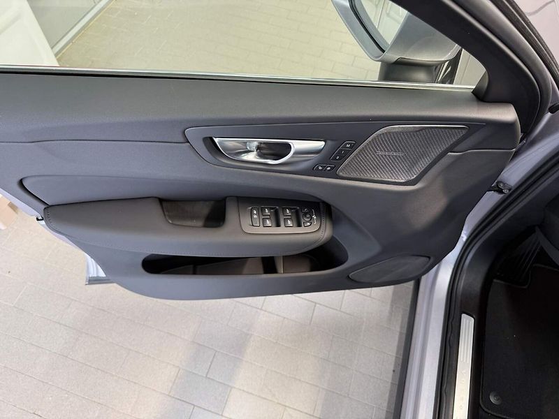 Volvo XC60 (2026) B5 2.0L 250+14 HP AT8 FWD PLUS - fotka 16 z 26