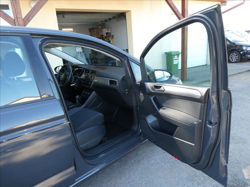 Volkswagen Touran 1,6 TDi DSG 7.míst,1maj.,závěs - fotka 22 z 35
