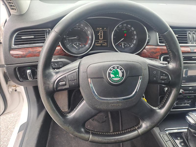 Škoda Superb 2,0 TDI DSG KOUPENO CZ - fotka 13 z 16