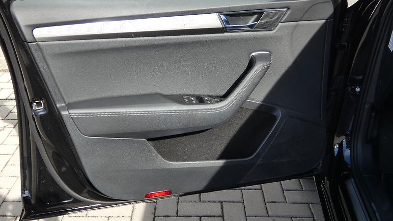 Škoda Superb Combi 2,0 TDI DSG Style - fotka 8 z 24