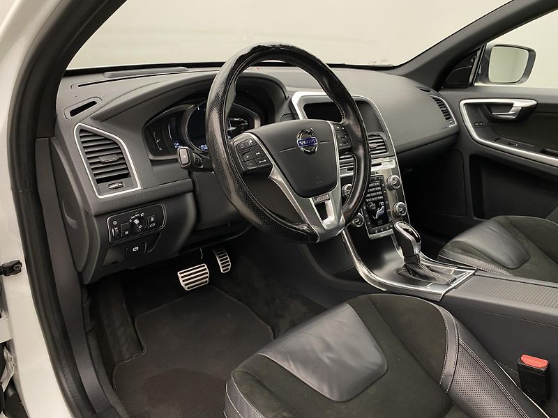Volvo XC60 D4 AWD MOMENTUM AUT  - fotka 4 z 48