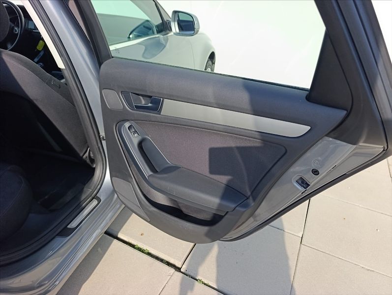 Audi A4 Avant 2,0 TDi Quattro Aut. Kli - fotka 21 z 30