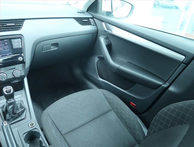 Škoda Octavia (2019) 1.6 TDI, Tempomat - fotka 8 z 14