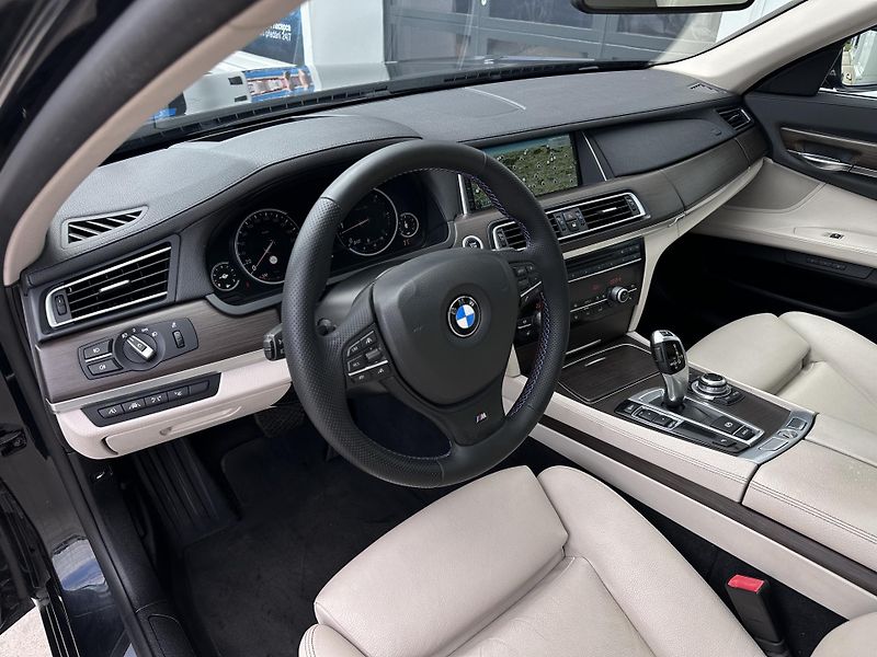 BMW Řada 7 730d  - fotka 13 z 24
