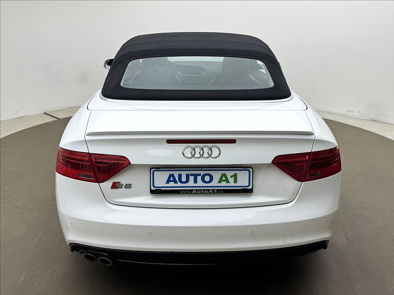 Audi A5 2,0 140kW S-LINE 4X4 VÝHŘEV TZ - fotka 11 z 50