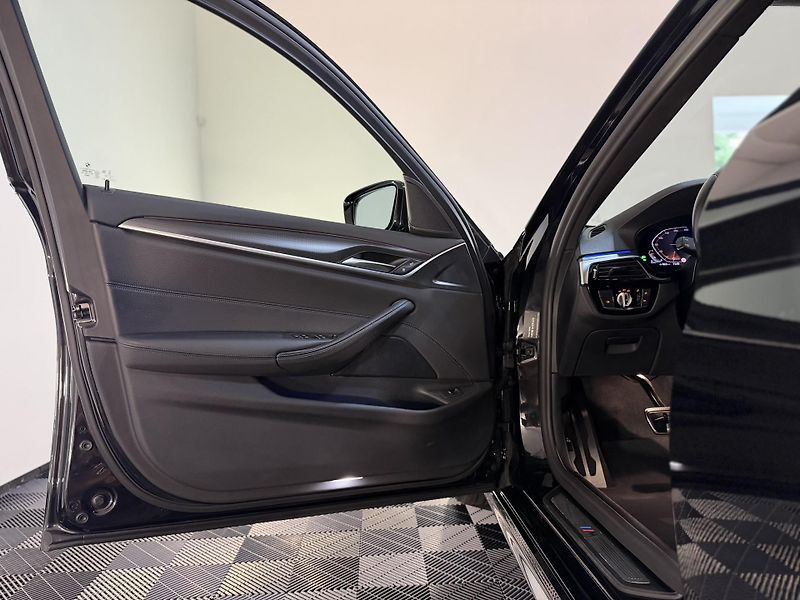 BMW Řada 5 530d xDrive M-Sport Laser FCL - fotka 16 z 48