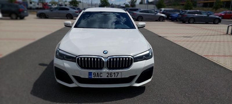 BMW Řada 5 (2021) 530d 3.0 xDrive AT Touring - fotka 1 z 14