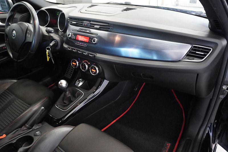 Alfa Romeo Giulietta 1.75 TBI QUADRIFOGLIO VERDE - fotka 22 z 27