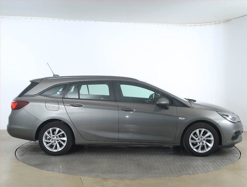 Opel Astra (2020) 1.5 CDTI, Tempomat - fotka 6 z 17