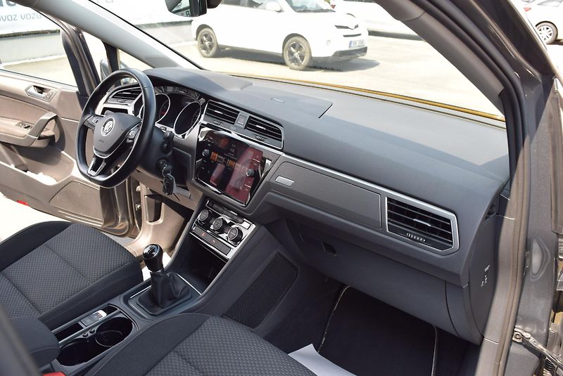 Volkswagen Touran (2017) 1.4TSI 110kw CLBMT 7MÍST TAŽNÉ - fotka 34 z 41