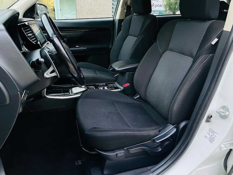 Mitsubishi Outlander 2.4i+HYBRID 4x4 SERVISKA TAŽNÉ - fotka 36 z 53