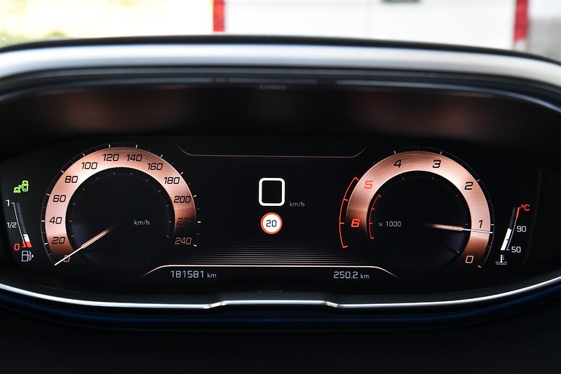 Peugeot 5008 2.0 HDi,7MÍST,LED,NAVI,KAMERA - fotka 16 z 50