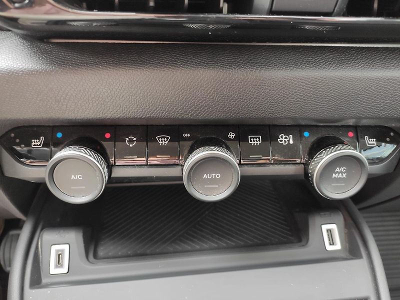 Citroën C4 (2021) C4 FEEL 1.2 130k MAN6 navigace - fotka 23 z 36
