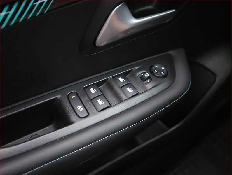 Peugeot 208 (2020) 1.2 PureTech, Automat, Kůže - fotka 17 z 20