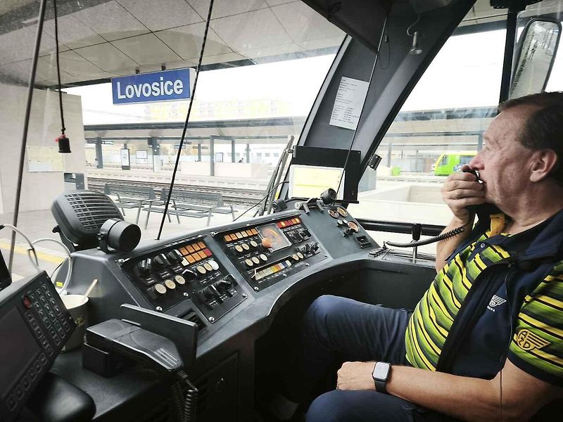 Díky tabletu a online kamerovému systému už kilometr před přejezdem strojvedoucí vidí, co se na něm děje..