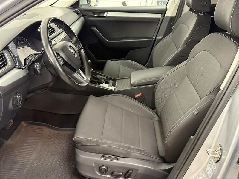 Škoda Superb 2,0 TDI ČR DSG NAVI CARPLAY - fotka 8 z 35