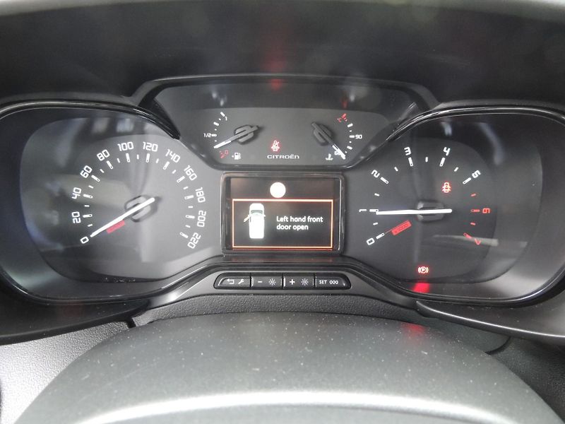 Citroën Berlingo (2019) 1.2Puretech,Live,81kw,ČR,1.maj - fotka 22 z 55