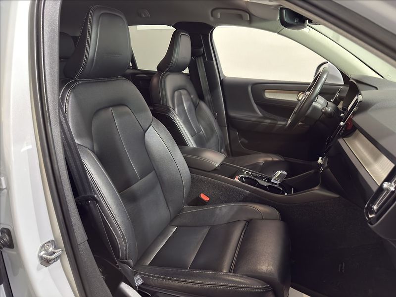 Volvo XC40 2,0   D4 INSCRIPTION ZÁRUKA 28 - fotka 28 z 46