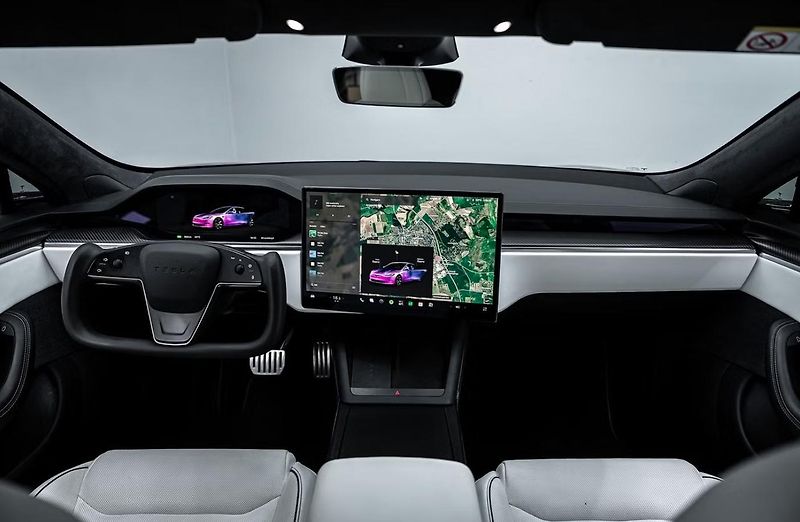 Tesla Model S Plaid AWD Tažné Yoke Panorama - fotka 23 z 25