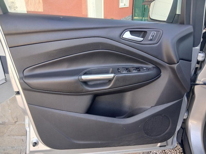Ford Kuga 1.6i - fotka 8 z 36
