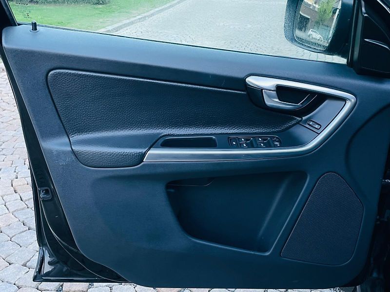 Volvo XC60 2.0D 5VÁLEC AUT VÝHŘEV SENZORY - fotka 32 z 44