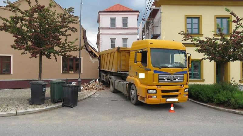 Škoda na obou domech byla vyčíslena na bezmála půl milionu korun.