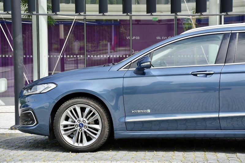 Ford Mondeo (2020) 2.0 187ps Hybrid ecvT VIGNALE  - fotka 3 z 40