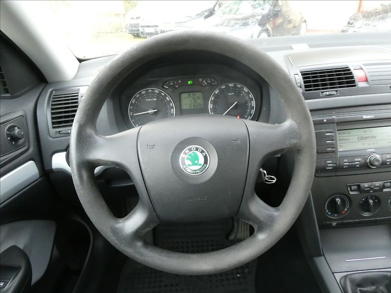 Škoda Octavia 1,6 FSi 85kW závěs, 2x kola - fotka 21 z 25