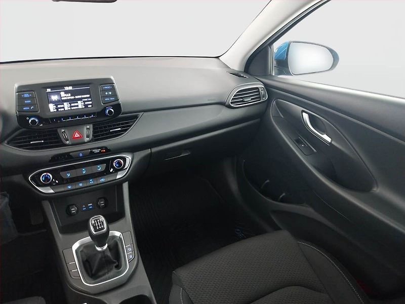 Hyundai i30 (2017) Trikolor 1.0 T-GDI, Serv.kniha - fotka 8 z 18