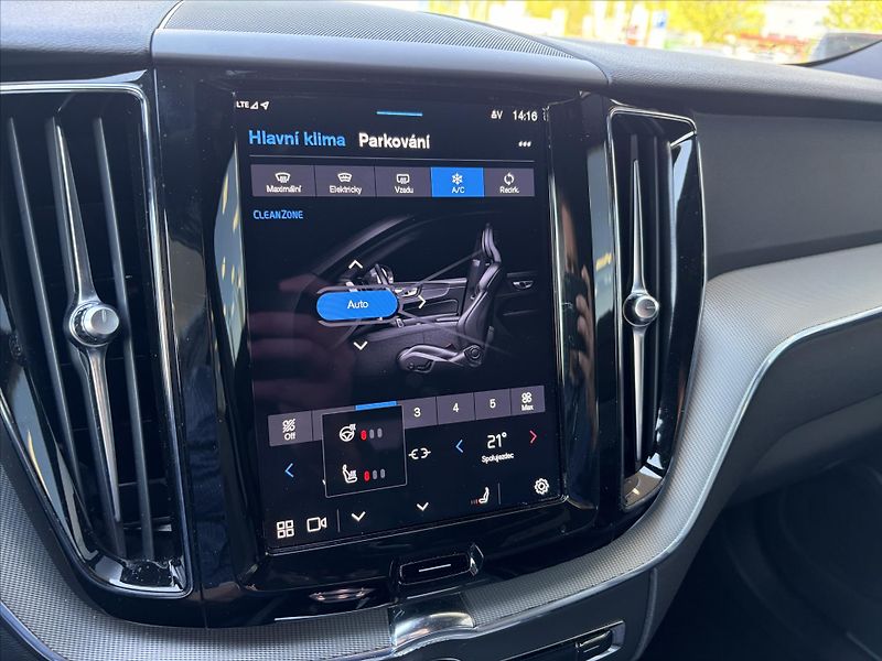 Volvo XC60 2,0   B4 AWD Dark PLUS - fotka 13 z 32