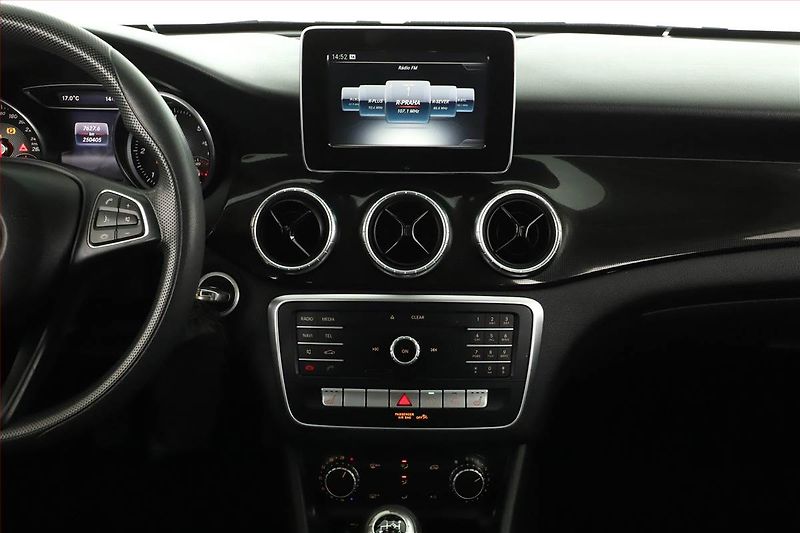 Mercedes-Benz CLA (2016) 180 CDI, Kůže, Tempomat - fotka 11 z 13
